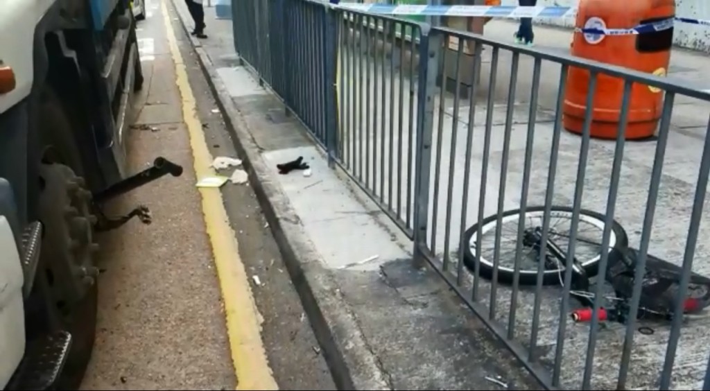 青衣貨車撞倒踏單車男子捲入車底。