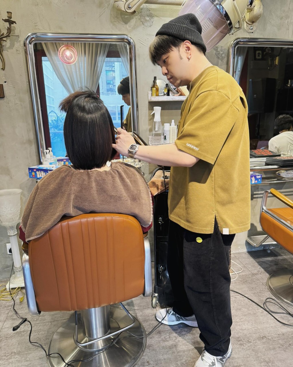 沈宗贤在IG分享多张为一名女子理发的照片。