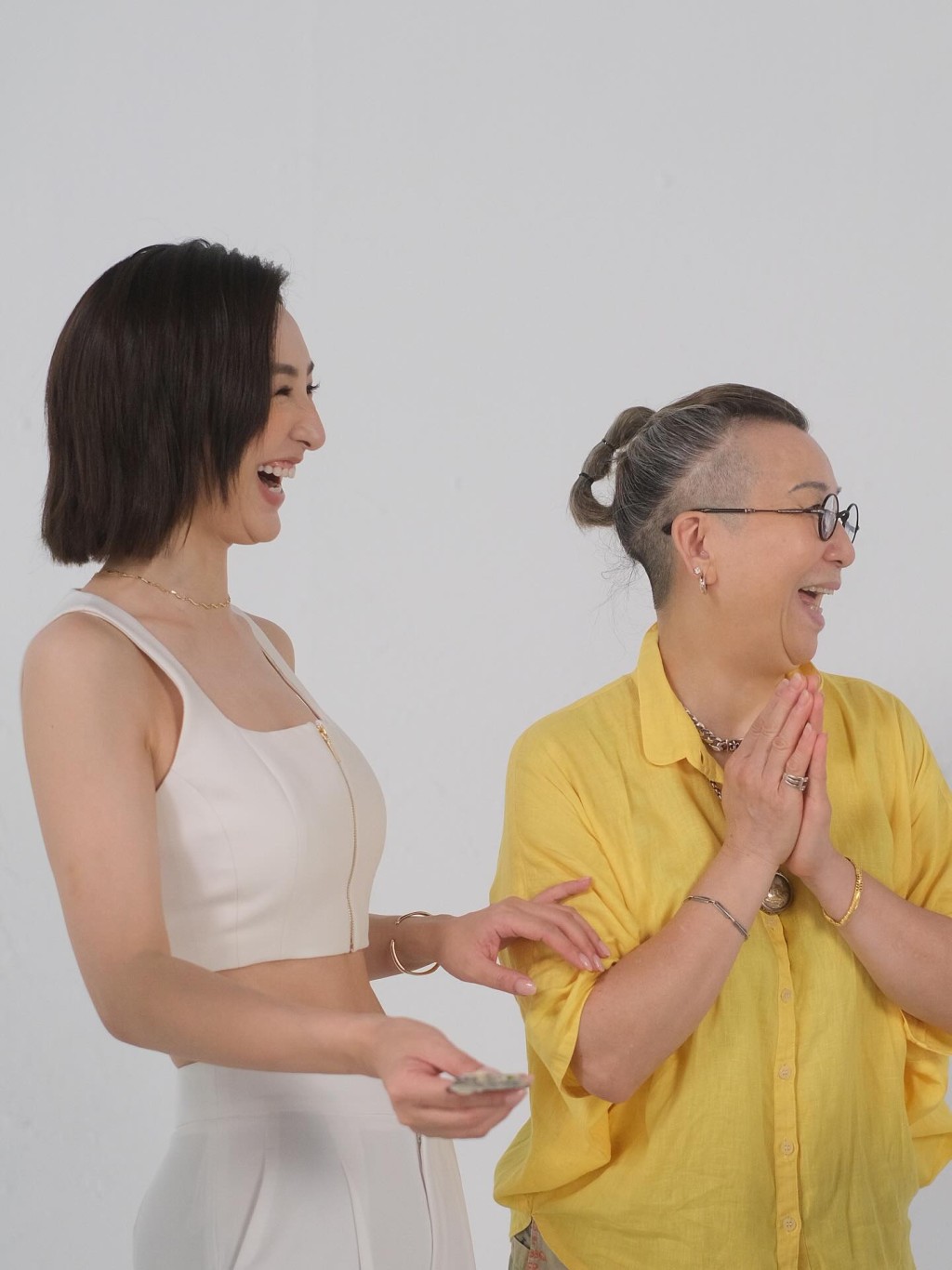 兩母女都有雙下巴。 兩母女都有雙下巴。