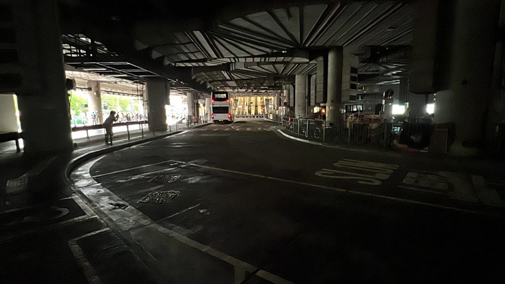 元朗屯馬綫樓下交通交匯處一片漆黑。讀者提供