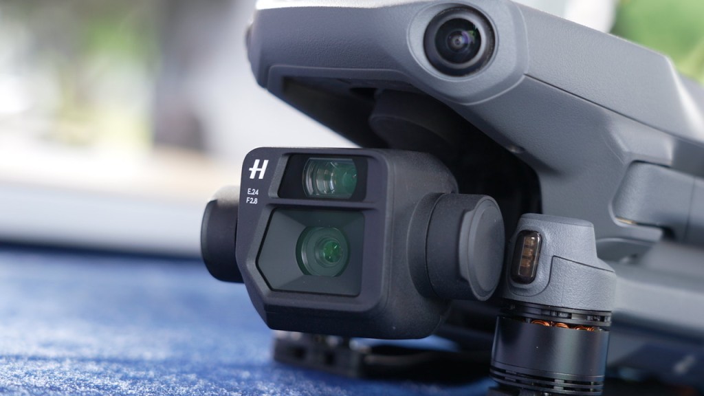 主鏡頭採用4/3 CMOS、2000萬像素，2.8至11光圈的24mm鏡頭，上方是1200萬像素的4.4光圈162mm鏡頭，當兩個鏡頭加起時，可做到28倍混合變焦‧