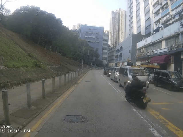 鐵騎士隨後揚長而去，離開時沒有戴頭盔，車速甚快。
