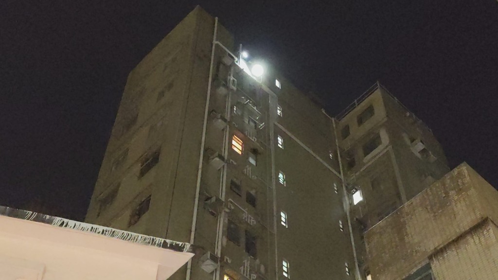警員登上天台調查。