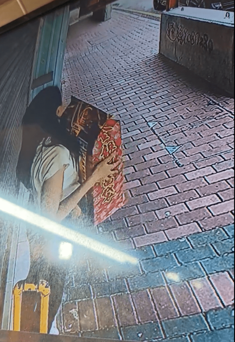 女子偷紙紮過程。fb： Cary Chan