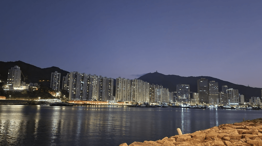 日間部分時間有陽光及溫暖，最高氣溫約24度。吹輕微至和緩東北風。黎志偉攝