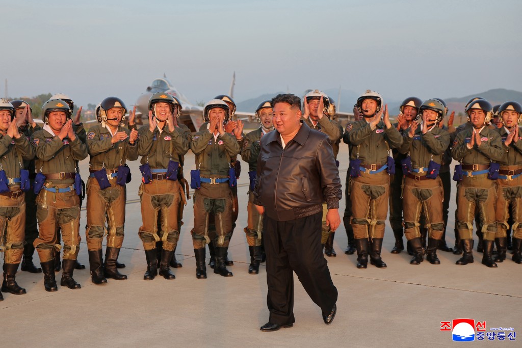 金正恩指导空军训练。 路透社