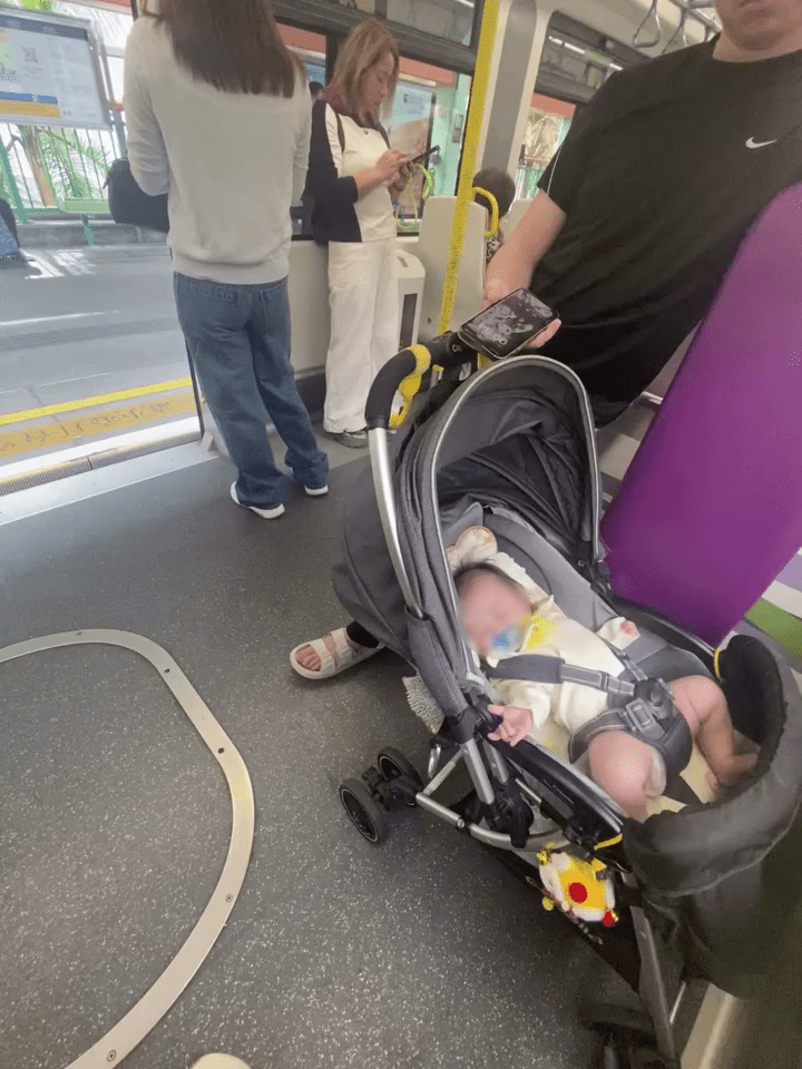 片段所見現場天水圍一輕鐵車廂內。Threads：as._08____