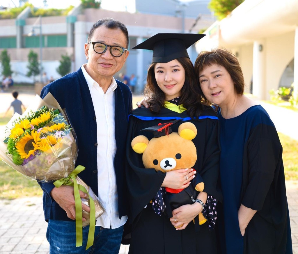 許惠菁在浸會大學傳播系以一級榮譽畢業。