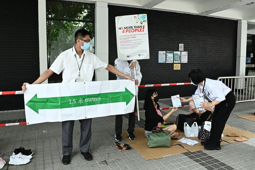康文署職員於香港大會堂要求場地使用者遵守有關法例規定，並派發宣傳單張。