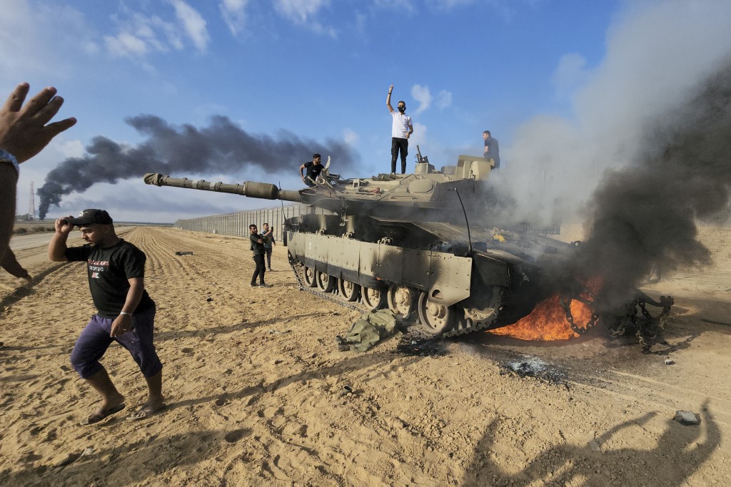 一辆以色列坦克被摧毁。美联社