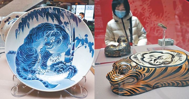 青花虎竹紋大盤(左)及金代虎枕(右),都是上海博物館「中日虎年迎春展」的注目展品。(新華社資料圖片)