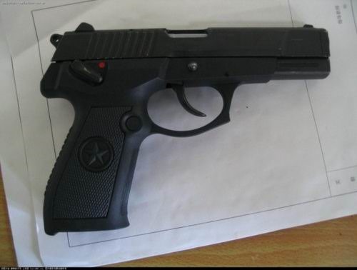 消息指香港警隊將逐步改用中國製曲尺手槍「92改」。網上圖片