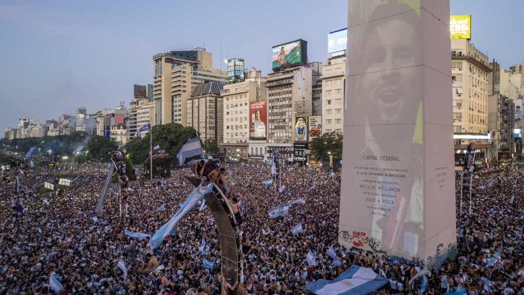 阿根廷舉國歡騰，慶祝三奪世界盃 。AP