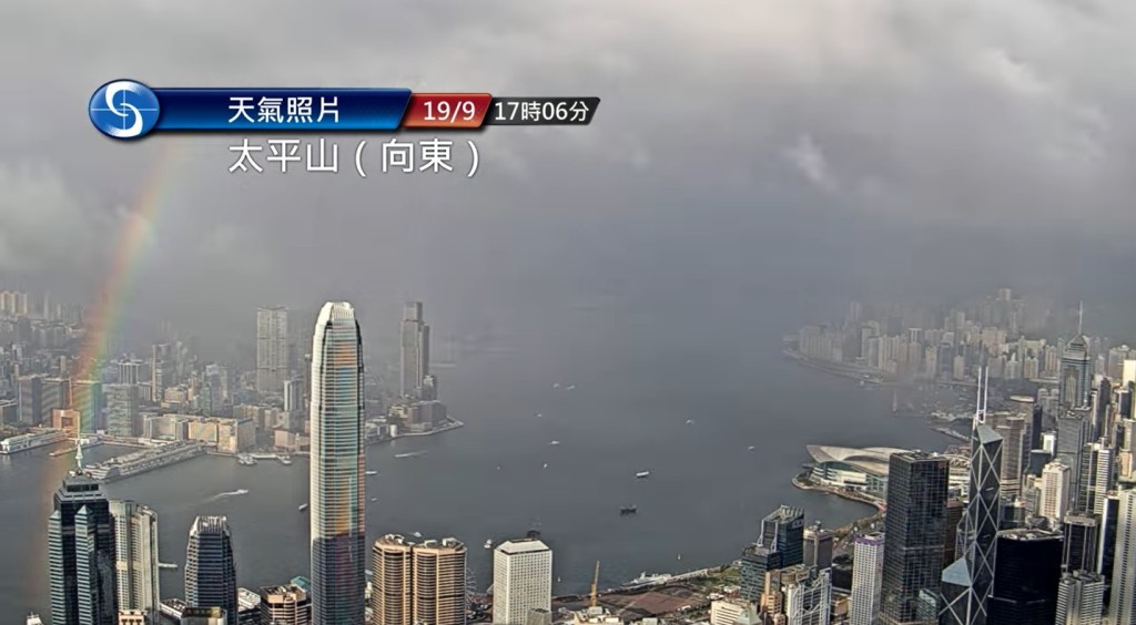 維港昨日出現驟雨,下午更乍現彩虹。天文台FB圖片