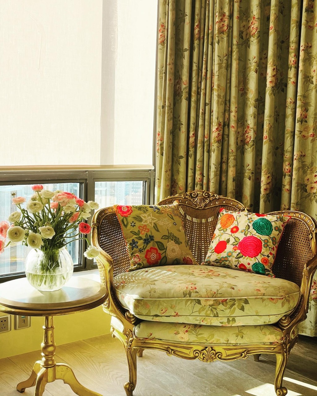 屋內布置與香港大宅一樣走奢華復古風格。