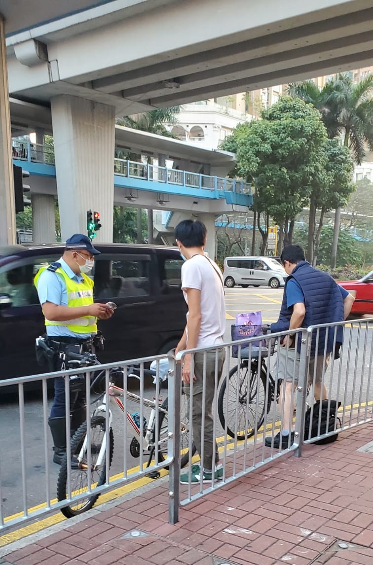 8名騎踏單車人士亦被發傳票。圖:警方提供