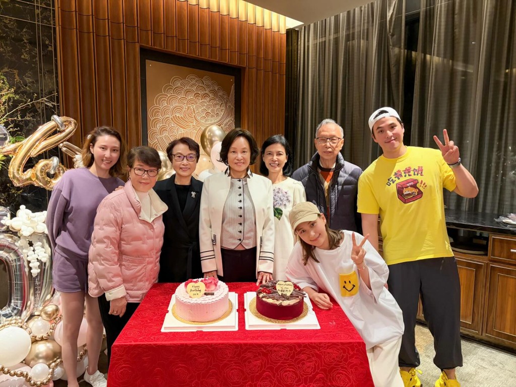 何超蓮和何猷啟（右1）和何超雲（左1），為母親陳婉珍（中）慶生，陳婉珍梳上中分髮型女人味濃。