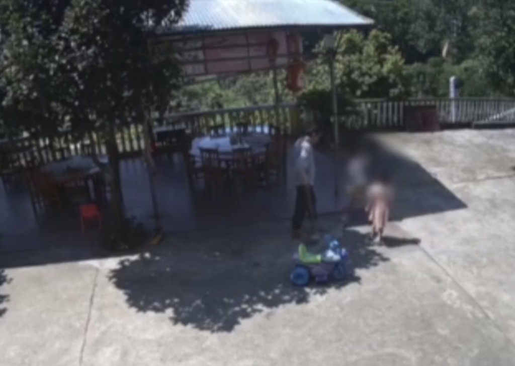 女童被男子以鋤頭不斷擊向其頭部。網圖