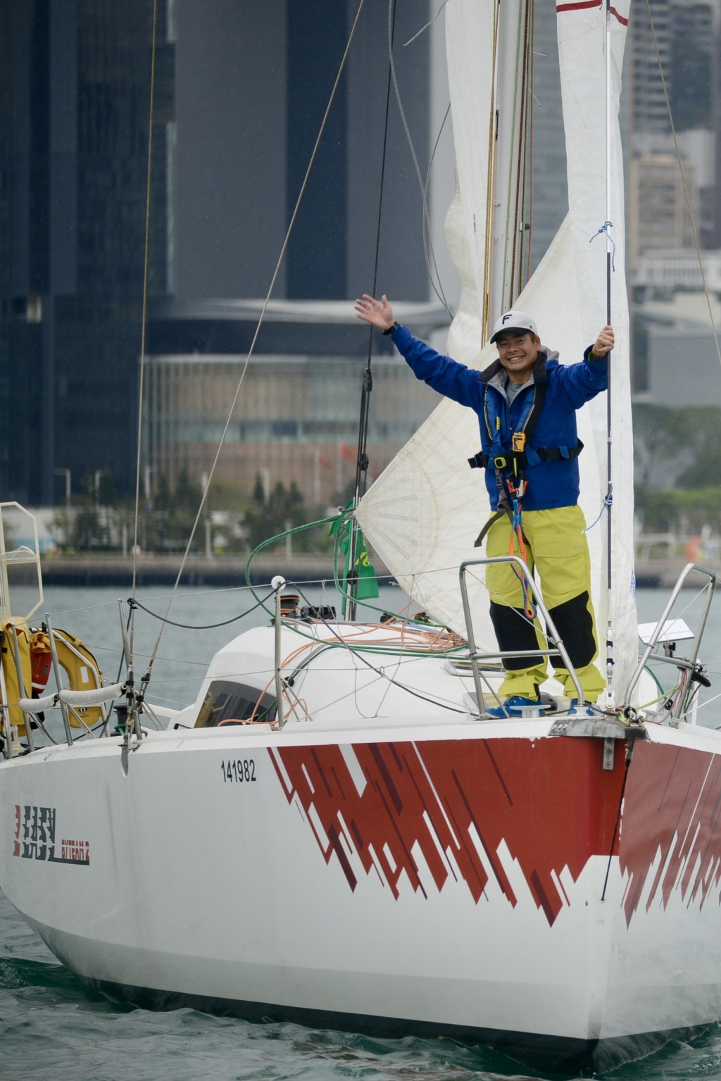 莫俊傑將駕駛他的「2 Easy號」，歷史性的開啟他個人航行勞力士中國海賽事的征途。楊功煜攝