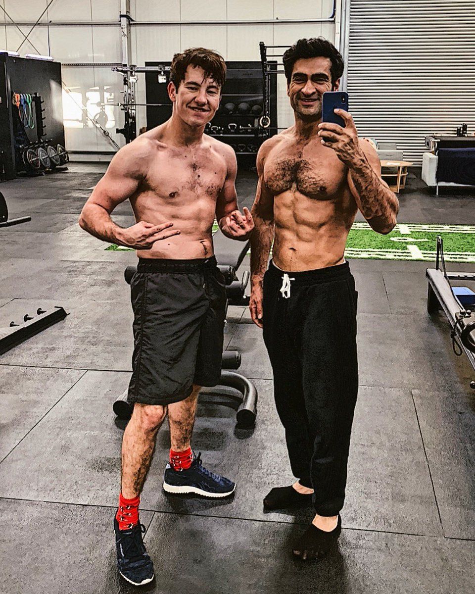 Barry曾與《永恆族》拍檔Kumail Nanjiani晒騷肌照。