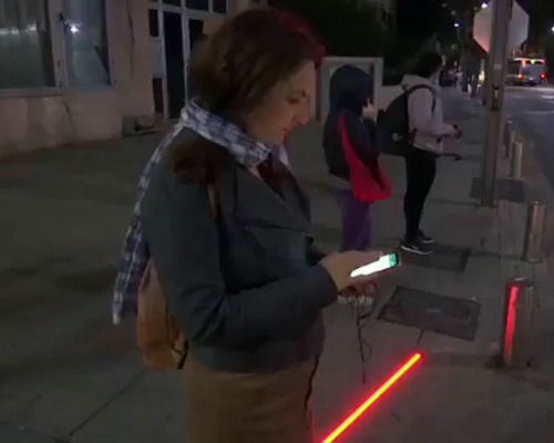 為了方便低頭族，以色列特拉維夫市政十字路口，安裝路面LED燈代替紅綠燈。（網圖）