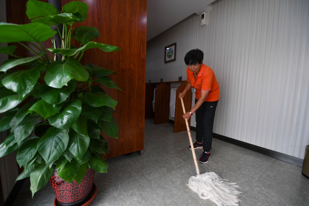 佛山镇政府机关请清洁员要指定女性、不超过35岁及身高要有158厘米，被质疑带头职场歧视。示意图。新华社
