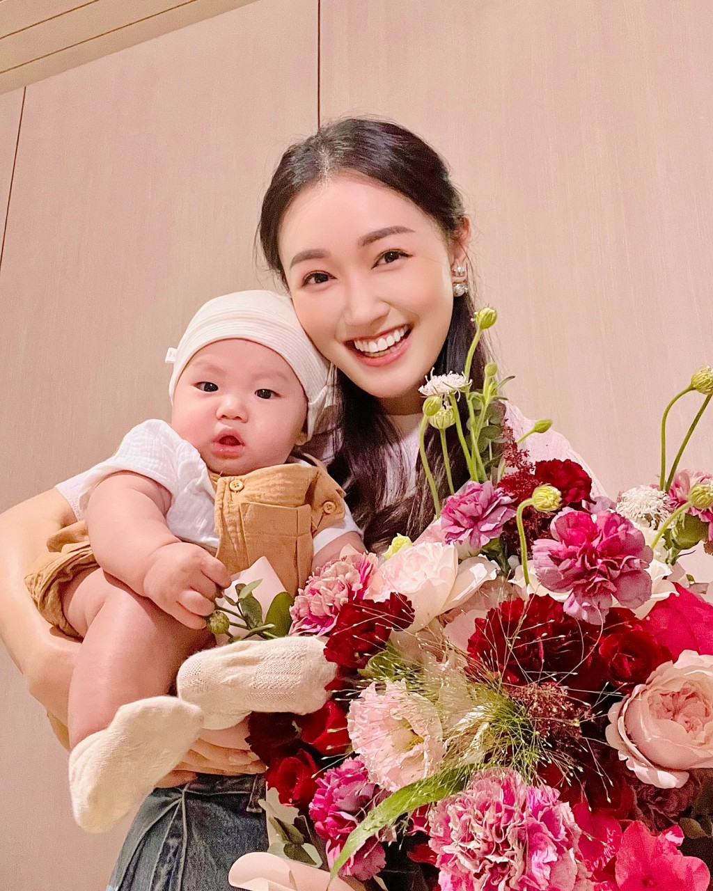 张宝儿第一年以妈妈身份过母亲节，获老公袁伟豪送大束鲜花。