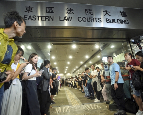 44名被控暴动罪的示威者今日在东区裁判法院提堂。