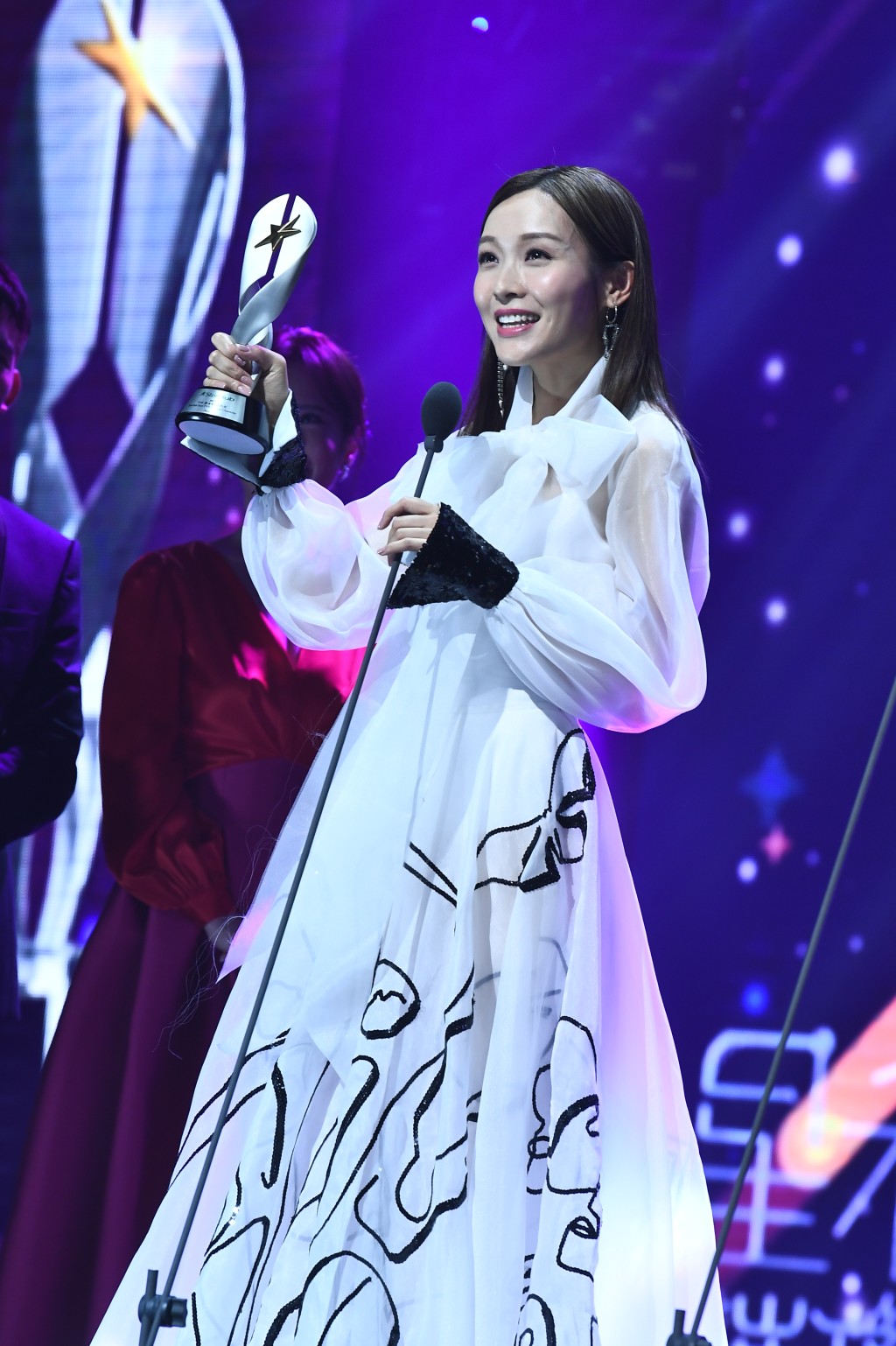 2019年，李佳芯凭《白色强人》获颁《星和璀璨星光夜》「TVB最喜爱角色」。