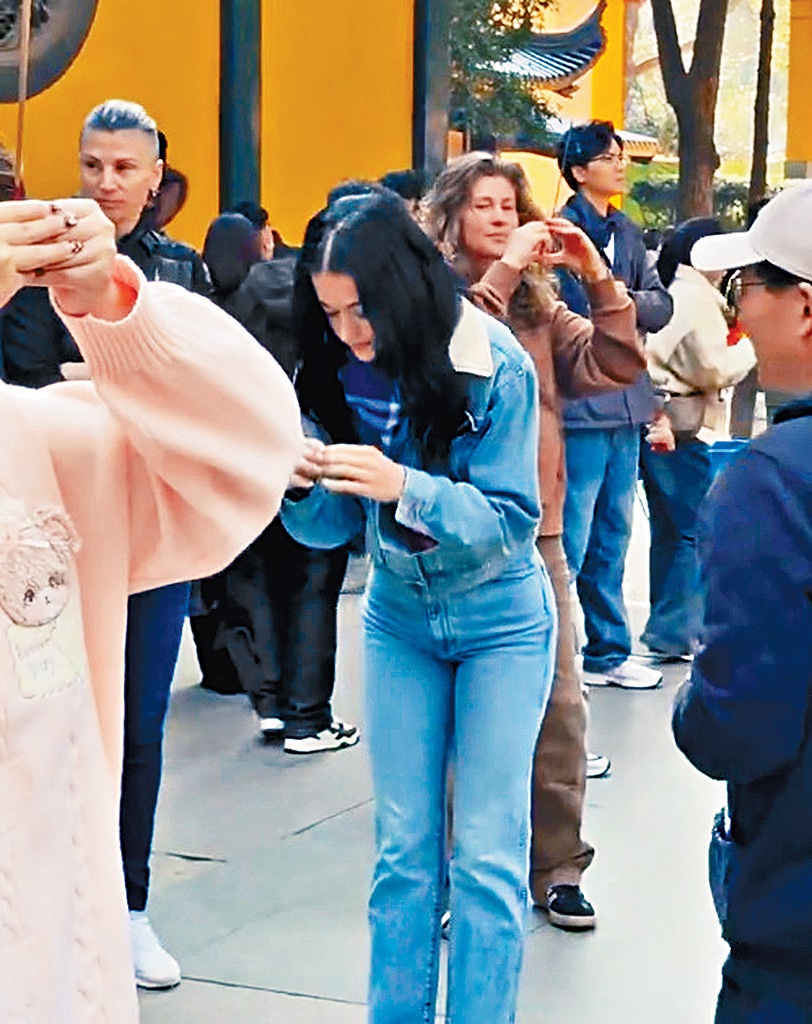 Katy被拍到在杭州靈隱寺拜佛，還神心地拿着香四面拜，獲網民讚她夠專業。