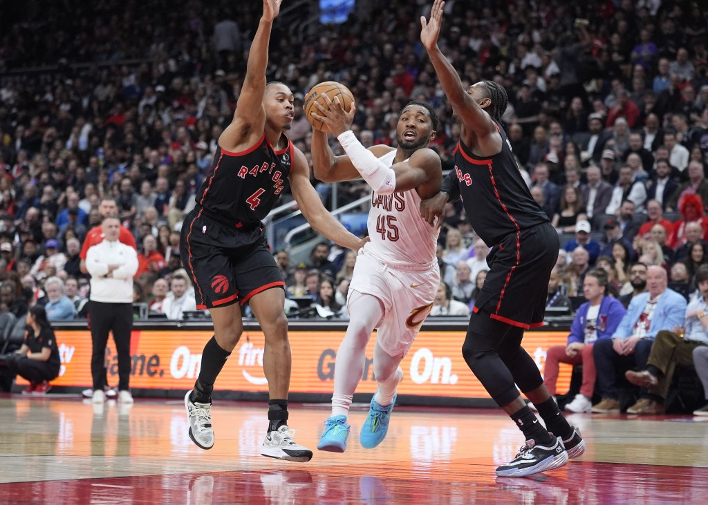 米曹（中）16投7中得15分。路透社