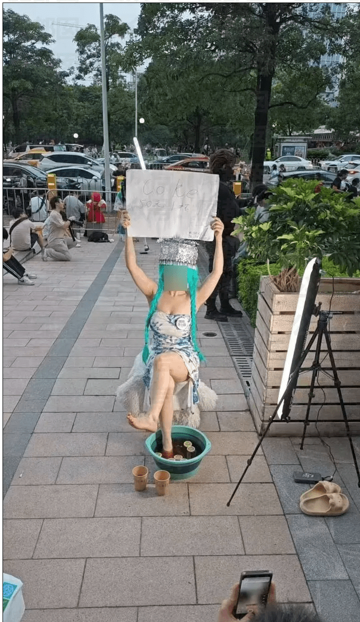 穗漫展女Coser售“洗脚水”遭驱逐,主办方禁低俗摊位。 穗漫展女Coser售“洗脚水”遭驱逐,主办方禁低俗摊位。