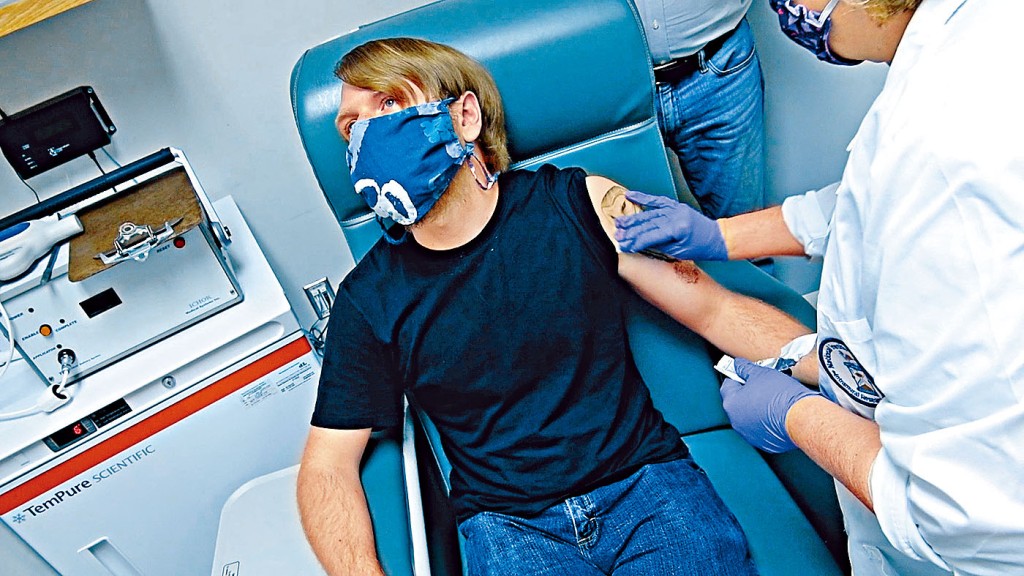 參與輝瑞疫苗測試者在五月接種。