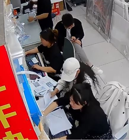 白帽女打印后迫店员协助分类不果，即情绪崩溃。抖音