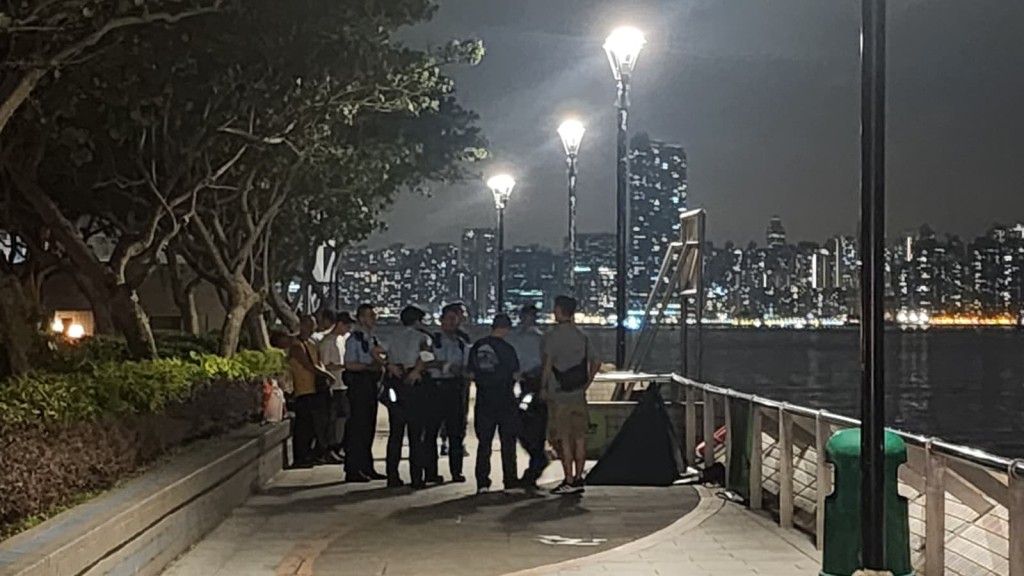 警方以帳篷掩蓋男事主的遺體。黎志偉攝 警方以帳篷掩蓋男事主的遺體。黎志偉攝