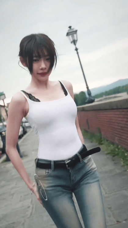 林明禎簡單的背心牛仔褲穿搭，盡顯完美S形曲線。