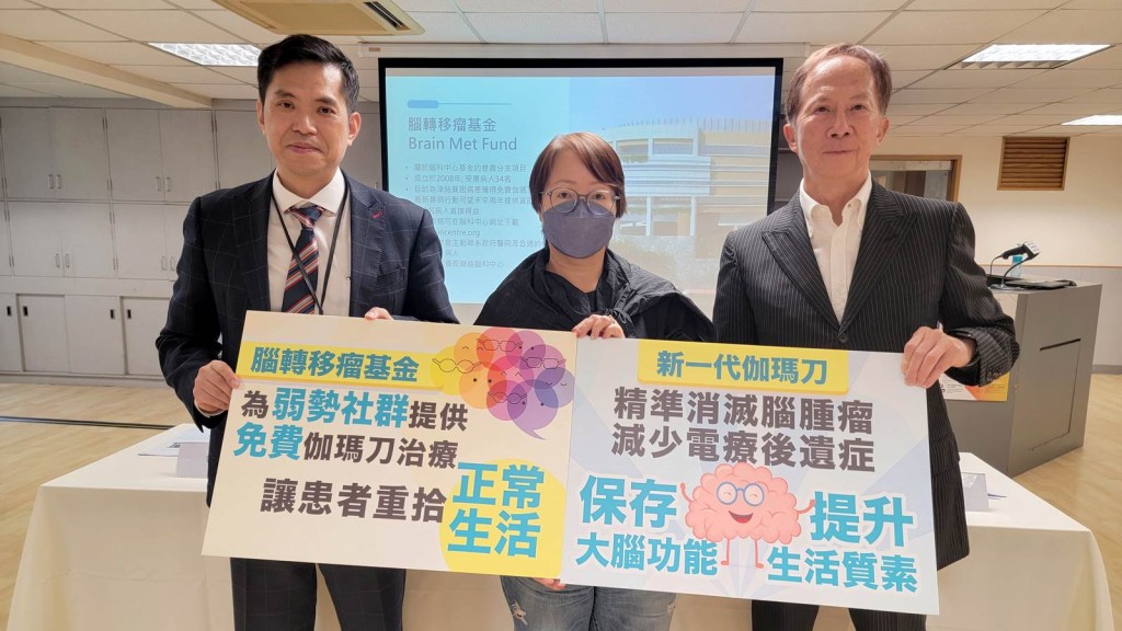 左起：嘉諾撒醫院總經理許小虎博士、患者雷小姐、腦神經科專科何定國醫生