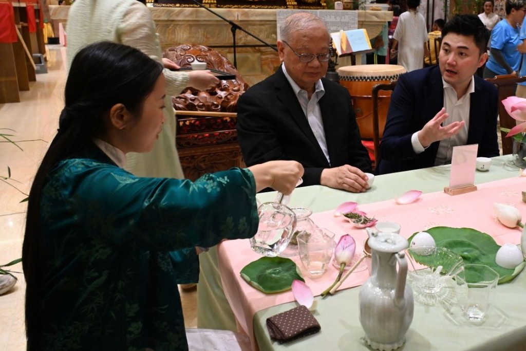 （右一）星岛新闻集团执行董事兼行政总裁蔡晋博士赏花后来到万佛宝殿品茶。