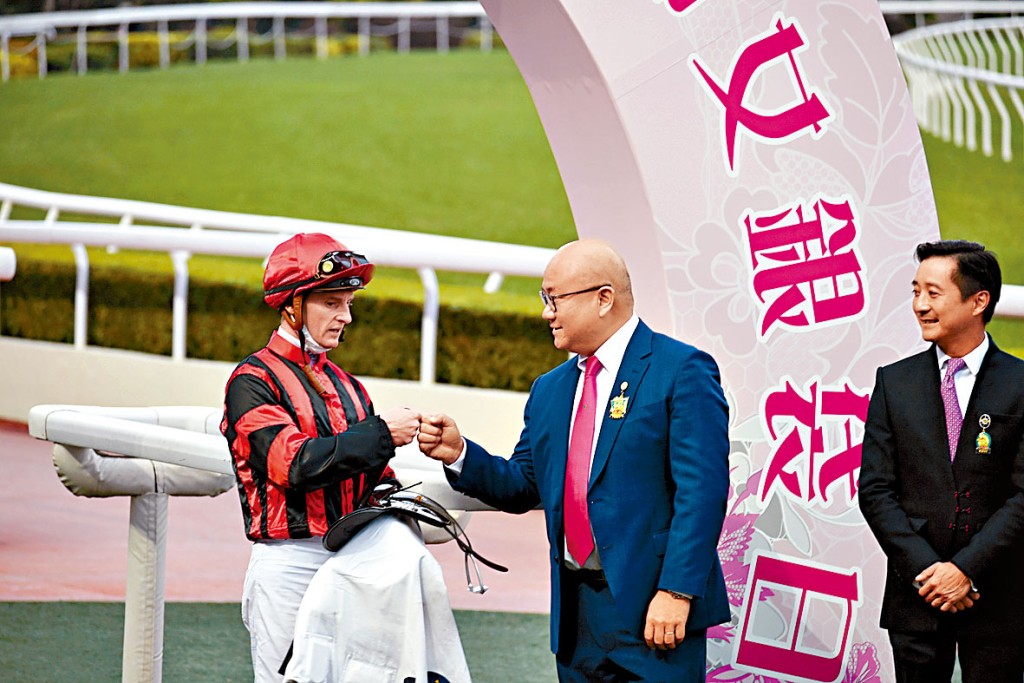 「烈風」贏馬後，蕭劍平（右）與鞍上人潘頓碰拳祝捷。