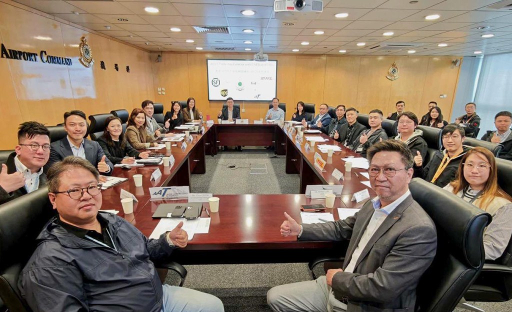 香港海關聯同空運貨物營運商進行反恐桌上演練,模擬極端份子發動網絡攻擊,癱瘓網絡並導致空運貨物清關系統訊息中斷。香港海關facebook圖片 香港海關聯同空運貨物營運商進行反恐桌上演練,模擬極端份子發動網絡攻擊,癱瘓網絡並導致空運貨物清關系統訊息中斷。香港海關facebook圖片