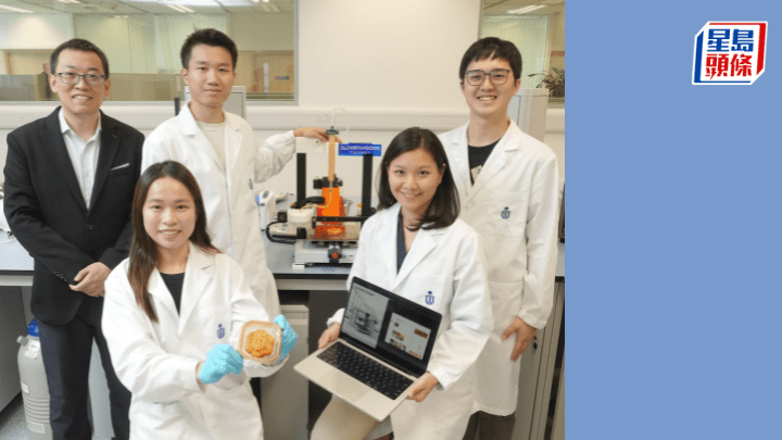 科大綜合系統與設計學系助理教授李桂君(後排左一)、二年級博士生李港慧(前排右)及其團隊利用3D打印機(中間)製造月餅。 科大提供