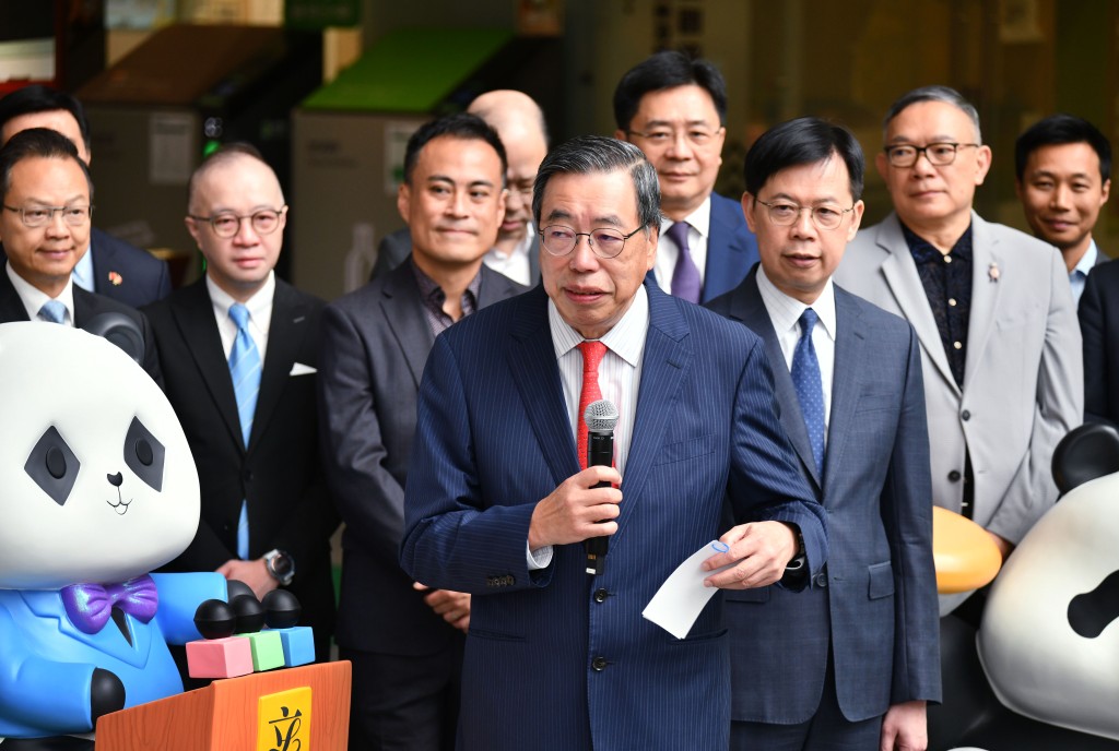 梁君彥形容,雕塑「獨一無二、人見人愛」。盧江球攝 梁君彥形容,雕塑「獨一無二、人見人愛」。盧江球攝