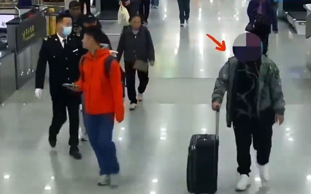 香港男子著“高科技腰封”过拱北海关，被揭发走私56部旧iPhone。海关发布