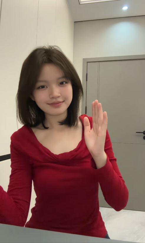 许某蓝初五晚发短片报平安。