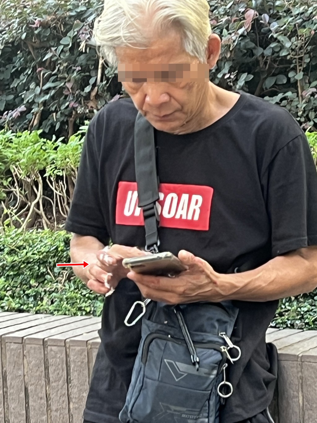 涉案男子滿手羽毛。Threads/mkjai1234