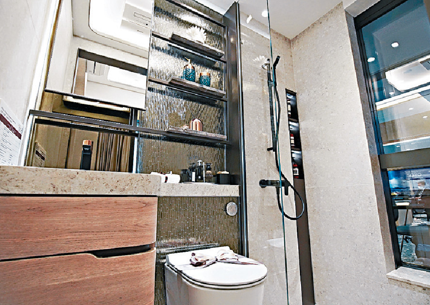 ■洗手間的淋浴間附設窗戶，空氣更流通。
