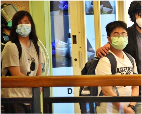 警方將兩人帶回警署,聯絡其監護人把他們帶走,沒有拘捕他們。