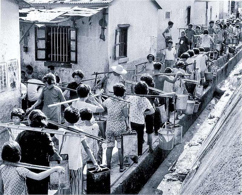 香港於1963年曾經歷嚴重旱災，每4天僅能供水4小時，市民叫苦連天。