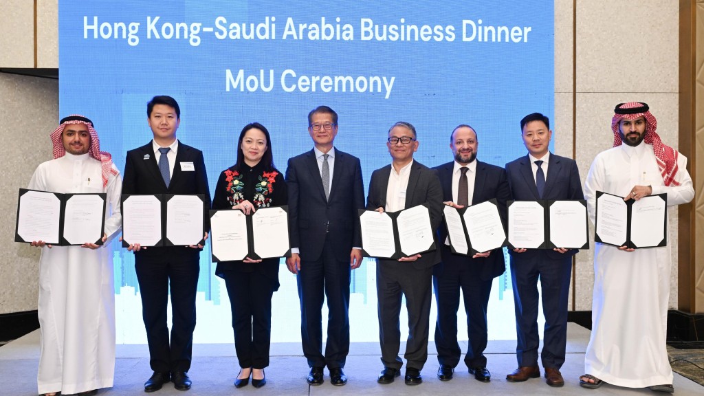陳茂波(左四)在香港—沙特阿拉伯經貿晚宴上與於晚宴前簽訂合作備忘錄的代表合照。政府新聞處圖片