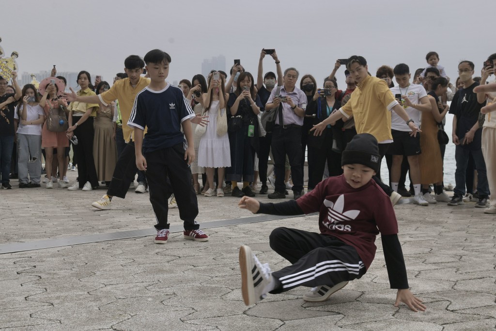霹靂舞、街舞獻技吸引大批市民圍觀。陳浩元攝